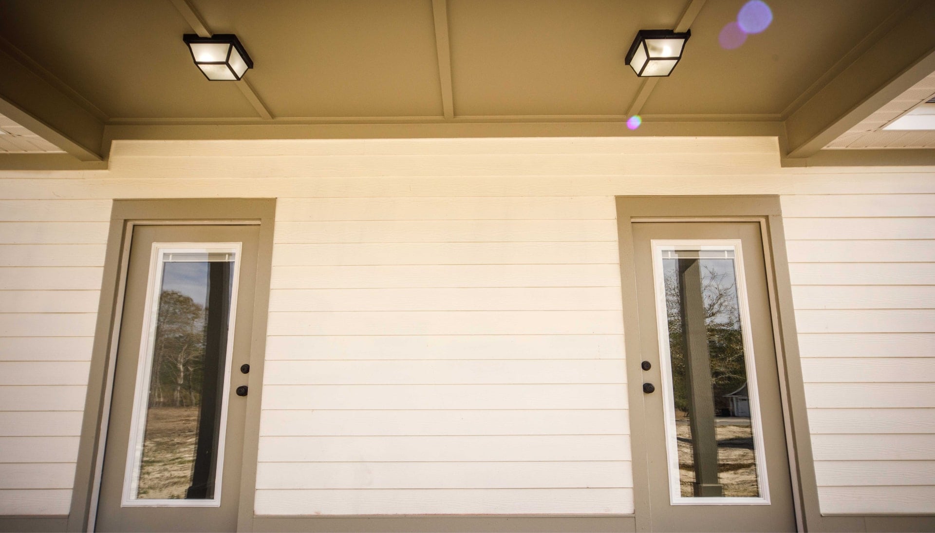 We offer siding services in Orlando, Florida. Hardie plank siding installation in a front entry way.
